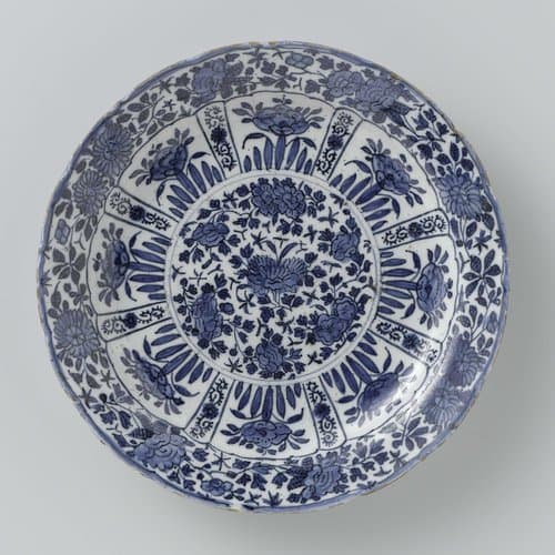 Bord van faience met bloemdecoratie by De Grieksche A