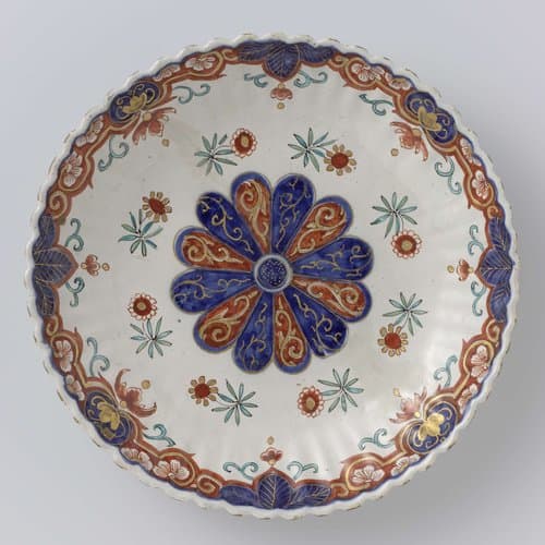 Schaal van veelkleurig beschilderde faïence by De Grieksche A