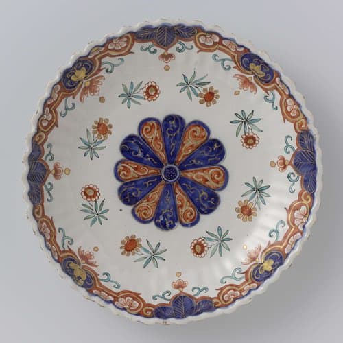 Schaal van veelkleurig beschilderde faïence by De Grieksche A