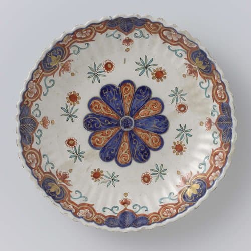 Schaal van veelkleurig beschilderde faïence by De Grieksche A