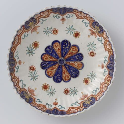 Schaal van veelkleurig beschilderde faïence by De Grieksche A