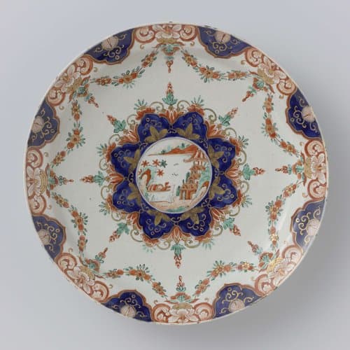 Bord van veelkleurig beschilderde faïence by anonymous