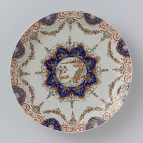 Bord van veelkleurig beschilderde faïence by anonymous