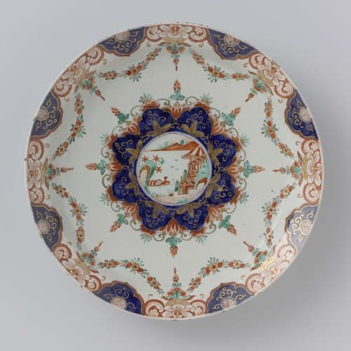 Bord van veelkleurig beschilderde faïence by anonymous
