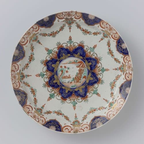 Bord van veelkleurig beschilderde faïence by anonymous
