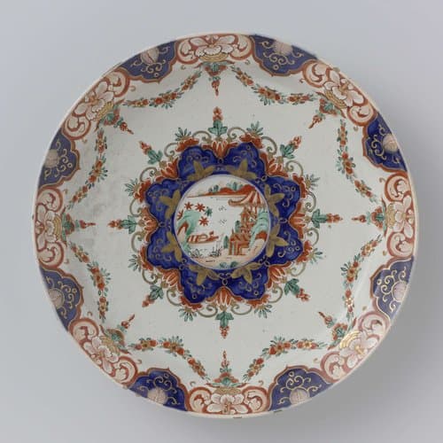 Bord van veelkleurig beschilderde faïence by anonymous