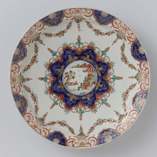 Bord van veelkleurig beschilderde faïence by anonymous