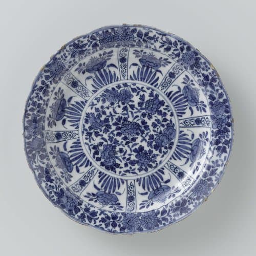 Bord van faïence met bloemdecoratie by De Grieksche A