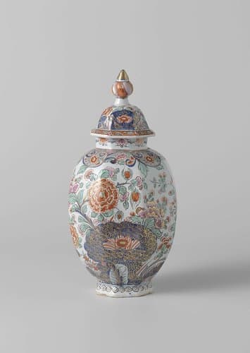 Pot met deksel van veelkleurig beschilderd faïence by anonymous