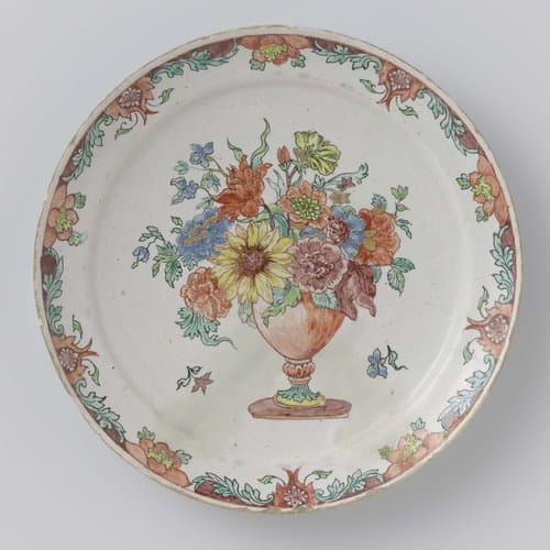 Bord van faïence met bloemenvaas by anonymous