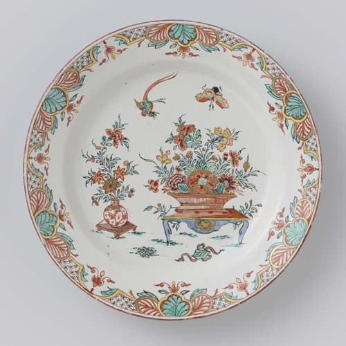 Bord van veelkleurig beschilderde faïence by anonymous