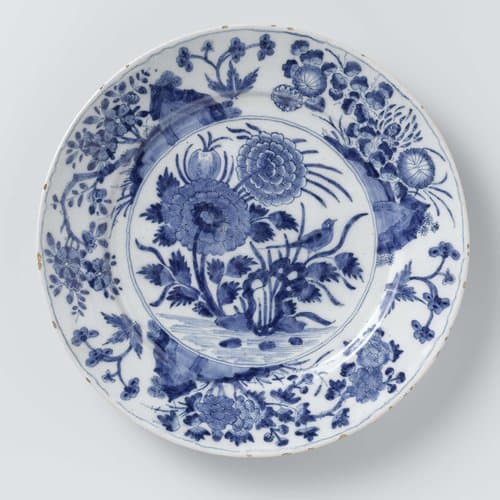 Bord van faïence met bloemdecoratie by anonymous