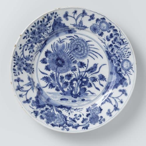 Bord van faïence met bloemdecoratie by anonymous