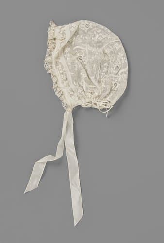 Kindermuts van witte neteldoek, versierd met witwerk, oprijgsels en een strook kant by anonymous
