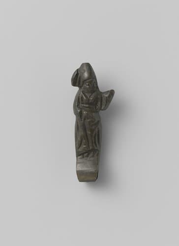 Beugelhaak in de vorm van een vrouwenfiguur by anonymous