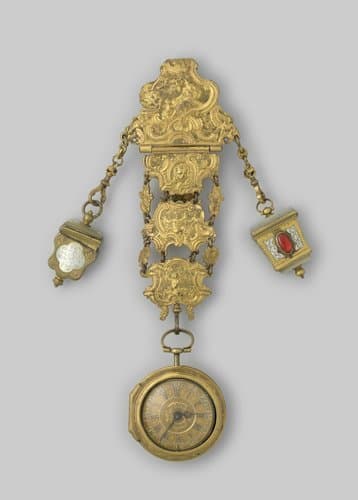 Horloge van goud met geciseleerde wijzerplaat by Leach