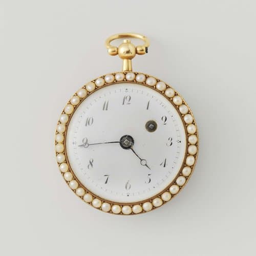 Horloge van goud met witte geëmailleerde wijzerplaat by anonymous