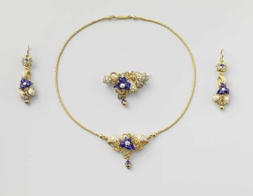 Demi-parure bestaande uit een collier, een broche en twee oorhangers by anonymous