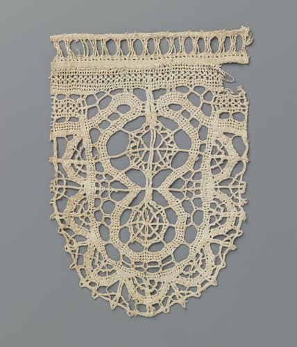 Fragment kloskant bestaande uit één schulp met twee wielen by anonymous