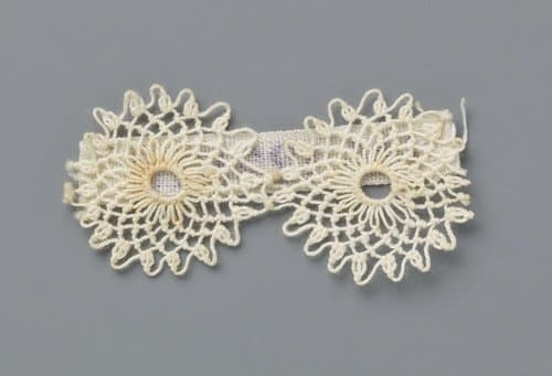 Fragment geknoopte kant met twee cirkeltjes by anonymous