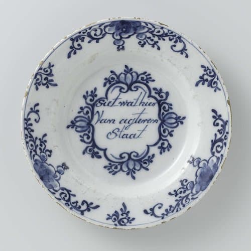Bord van faience by anonymous