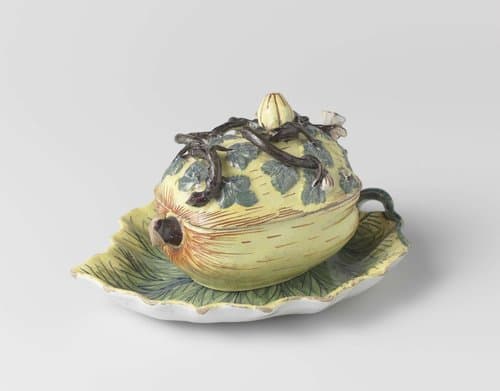 Terrine van veelkleurig beschilderde faience, in de vorm van een pompoen