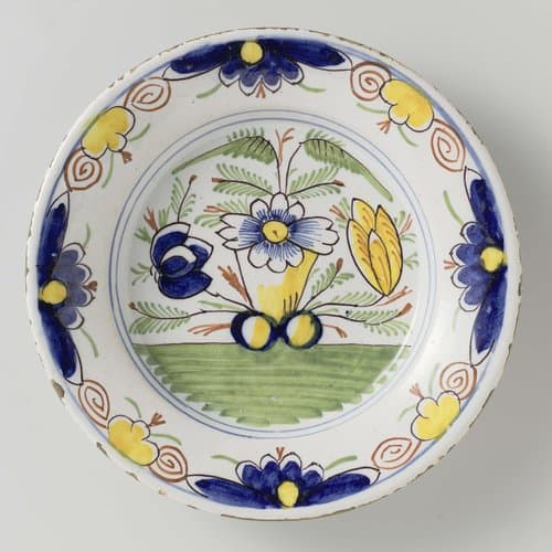 Bord van veelkleurig beschilderde faience by anonymous