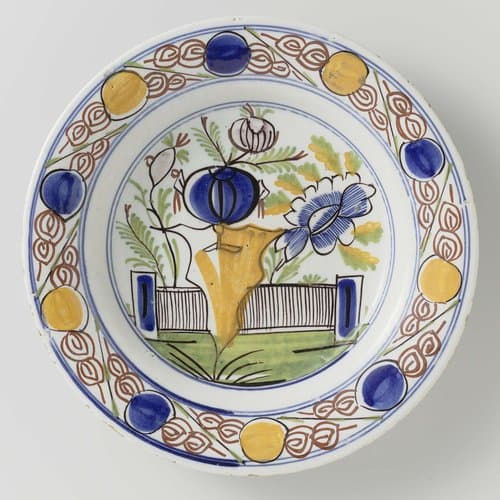Bord van veelkleurig beschilderde faience met bloemdecoratie by anonymous