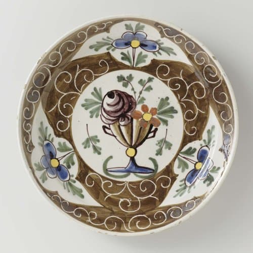 Bord van faience by anonymous