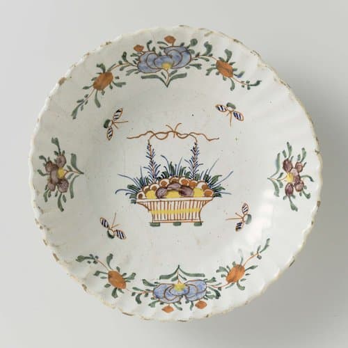 Veelkleurig beschilderde schotel van faïence by anonymous