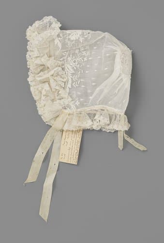 Kindermuts van wit neteldoek versierd met witwerk en naaldkantsteken en afgezet met een rand Rijsselse kant by anonymous
