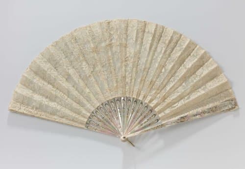 Vouwwaaier met blad van Brussels naaldkant op een montuur van parelmoer voorzien van 'métal en quatre couleurs' by Tiffany & Co.