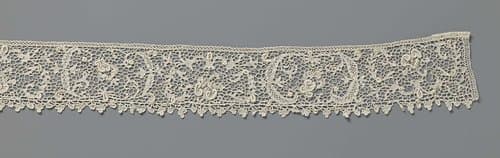 Strook naaldkant met kroon in ovaal cartouche by anonymous