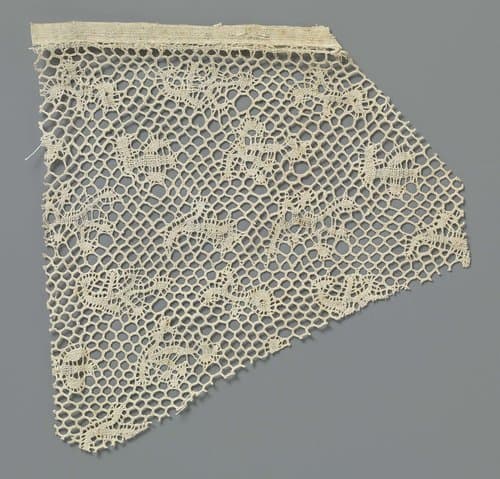 Fragment kloskant met een strooipatroon van fantasiemotieven by anonymous