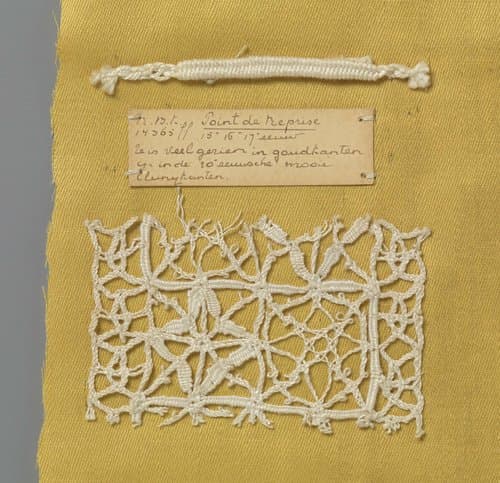 Staal kloskant met grove draad als voorbeeld van vormslag met daarbij een fragment kant waarin deze techniek is toegepast by anonymous