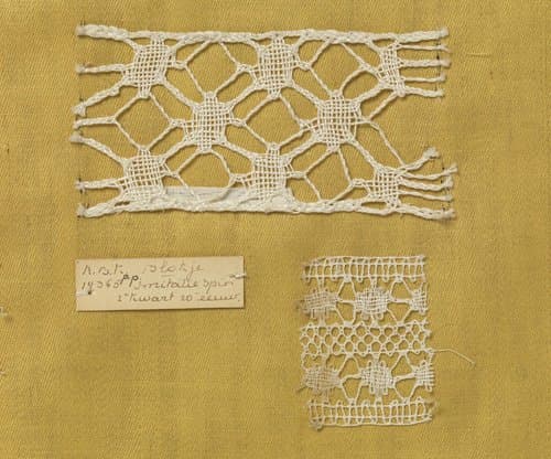 Staal kloskant met grove draad als voorbeeld van valse spinnen met daarbij een fragment kant waarin deze techniek is toegepast by anonymous