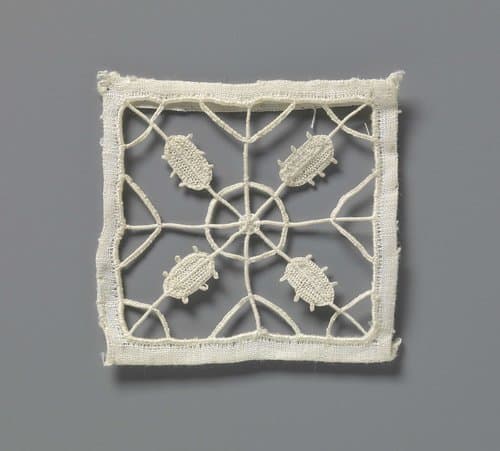 Kleedje van naaldkant met geometrisch motief en vier blaadjes by anonymous