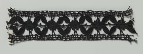 Strook kloskant met vier blaadjes rond bloemhart by anonymous