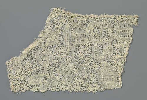 Fragment kloskant met occhiolini-lussen by anonymous