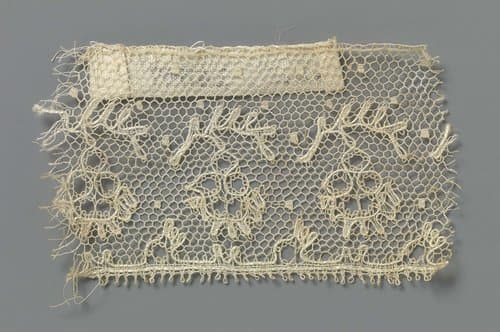 Strook kloskant met bloem onder gebogen blad by anonymous