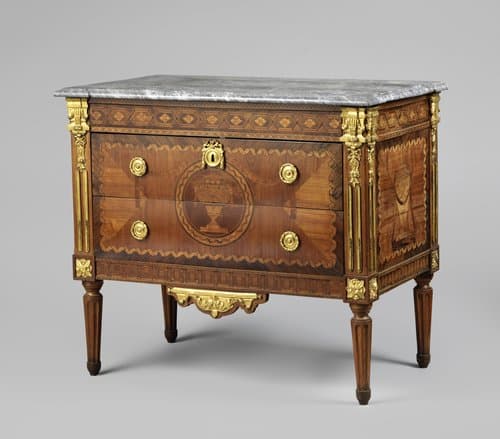 Commode met drie laden, met marketerieversiering waaronder een medaillon met vaas, ramskoppen en festoenen by anonymous; anonymous