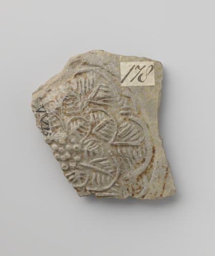 Fragment van een kruik met een bloemrozet by anonymous