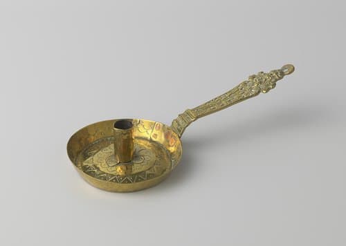 Blaker van messing versierd met staande figuren en een leeuwenkop by anonymous