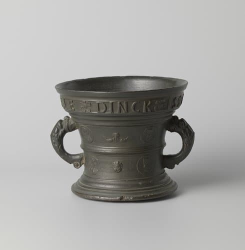 Vijzel met opschrift: ALE DINCK IS BI GOD 1557 by anonymous