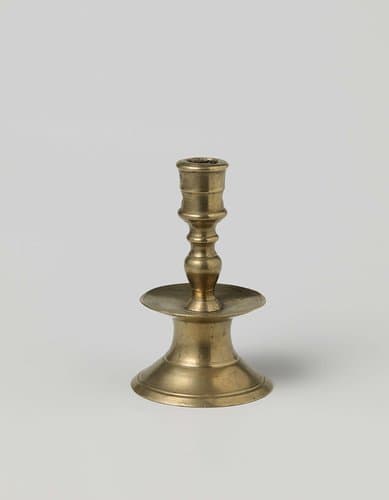 Kraag- of schijfkandelaar van messing by anonymous