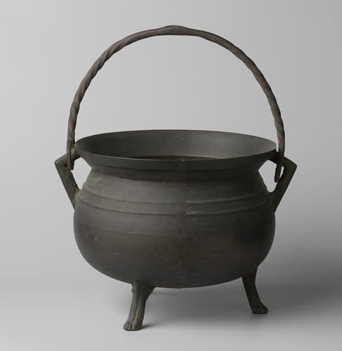 Kookpot met twee sierringen over de wand by anonymous