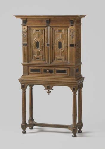 Tafelkast met cornis-versiering in de deuren en spiegelpanelen in de laden. Poten in de vorm van Toscaanse zuilen by anonymous