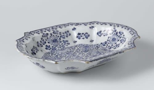 Slabak van blauw beschilderde faience by De Drie Porceleyne Flessies