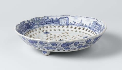 Natfruitschaal van blauw beschilderde faience, met gaatjes in een stervorm by anonymous