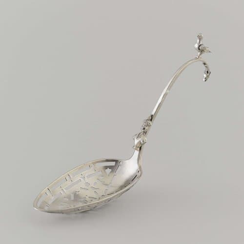 Suikerlepel van gedreven zilver by anonymous